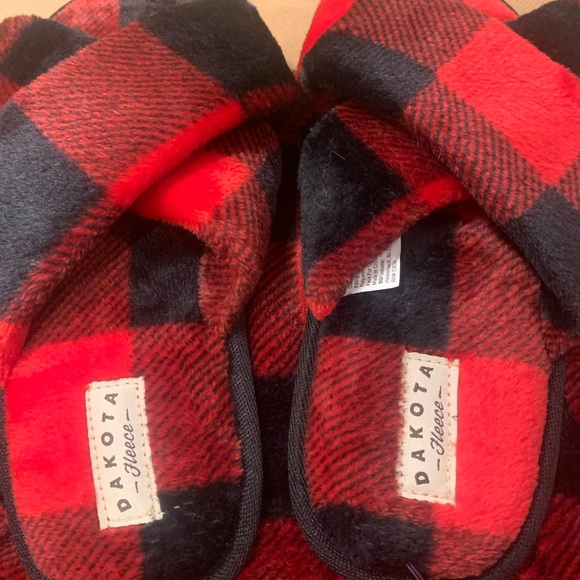 NWT Dakota slipper and blanket set! Sz M Buffalo Plaid and fleece! - Picture 8 of 8